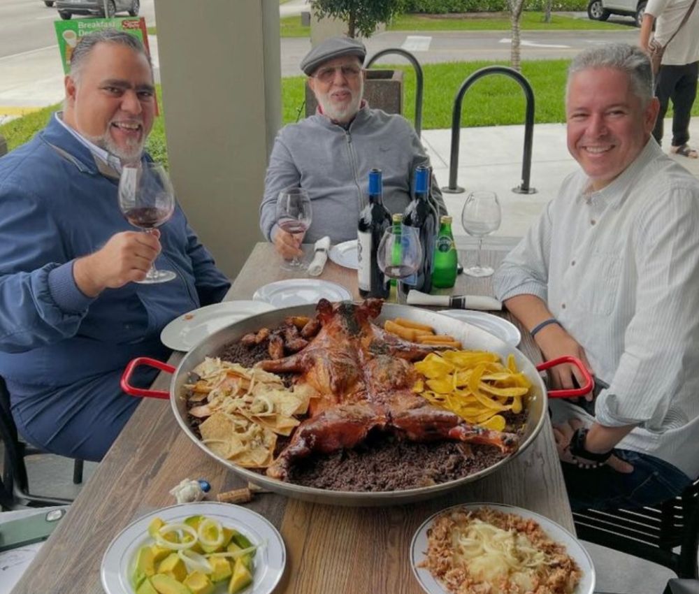 friends-enjoying-sunday-brunch-soriano-brothers-cuban-cuisine